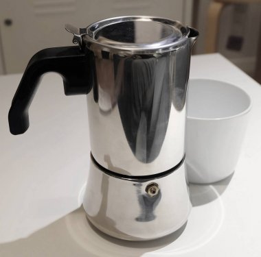 Boş kahve bardağı masanın üzerine Pot ile