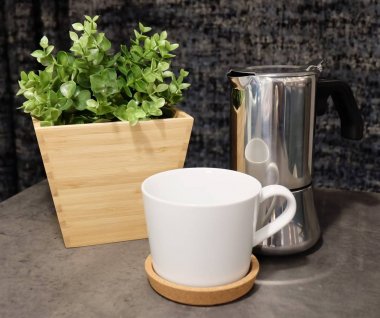 Masanın üzerine Pot ile kahve fincanı
