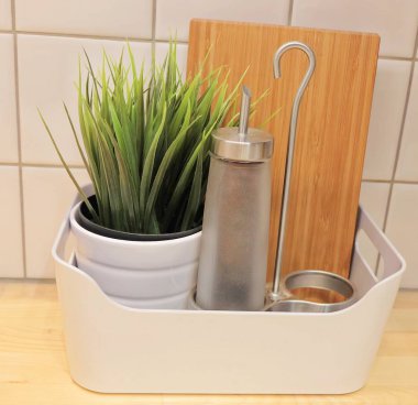 Kesme tahtası bir mutfak ile boş tuzluk