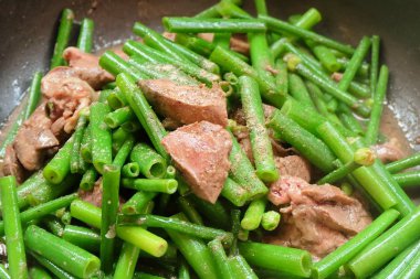 Lezzetli karıştırın kızarmış sarımsak Chives ile Tavuk ciğeri