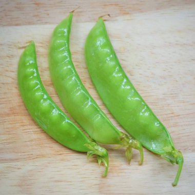 Lezzetli tatlı bezelye ahşap kesme tahtası üzerinde