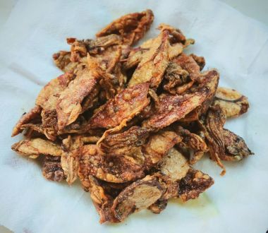 Tuzlu gevrek derin kızarmış kalamar ve ahtapot