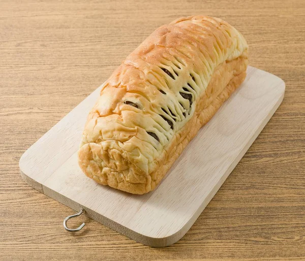 Pain tranché de pain de raisins secs sur une planche à découper en bois — Photo