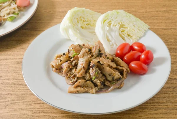 Salada de porco grelhada picante em um prato branco — Fotografia de Stock