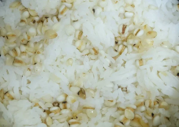 Pişmiş pirinç haşlanmış iş'ın gözyaşları ile Buhar