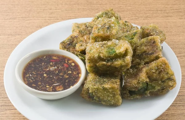 Frito cozido no vapor alho cebolinha Dumpling servido com molho de soja picante — Fotografia de Stock