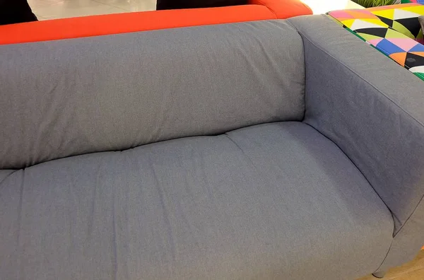 Серый современный и удобный диван в салоне — стоковое фото