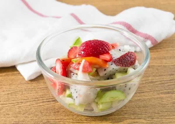 Ciotola di vetro con deliziosa insalata di frutta fresca — Foto Stock