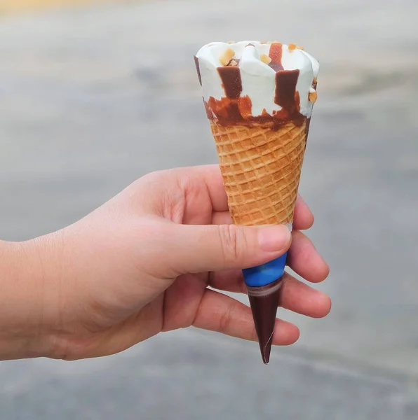 Mão Segurando Gelado Cones com Chocolate — Fotografia de Stock