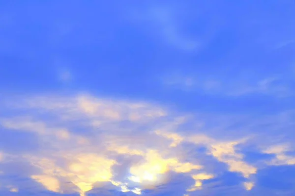 흰 구름과 함께 아름 다운 아침 푸른 하늘 — 스톡 사진