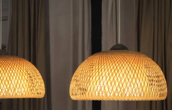 Роскошные потолочные бамбуковые лампы в столовой — стоковое фото