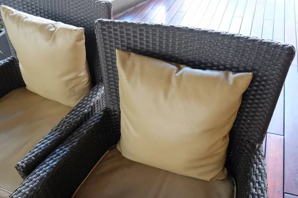 Kényelmes, Modern Rattan kanapé barna párna — Stock Fotó