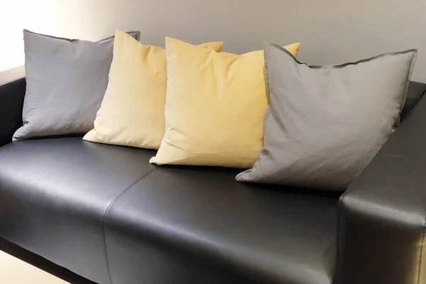 Sofá de cuero cómodo y moderno en la sala de estar —  Fotos de Stock