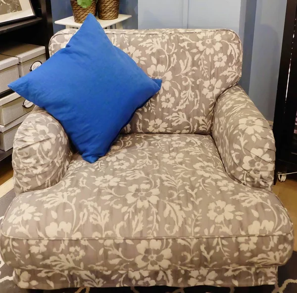 Comfortabel en klassiek Sofa in de woonkamer — Stockfoto