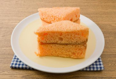 Aperatif ve tatlı, lezzetli üçgen Orage şifon kek tereyağı, yumurta, şeker, un, kabartma tozu ve bir tabak üzerinde tatlandırıcılar ile yapılan.