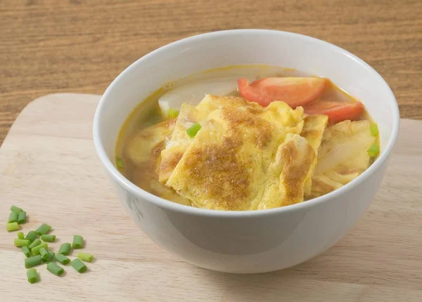 Dania Kuchni Tajskiej Żywności Omlet Tajski Zupa Pomidorów Cebuli Posiekaną — Zdjęcie stockowe