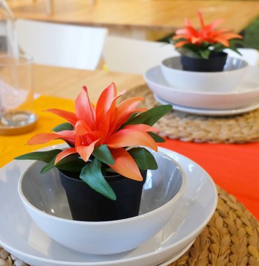 Ev ve bina dekorasyon için güzel dekoratif yapay bitki yemek masada portakal çiçeği ile yakından.