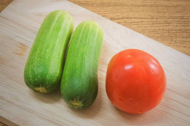 Sebze, taze Ripe domates salatalık ahşap kesme tahtası ile.