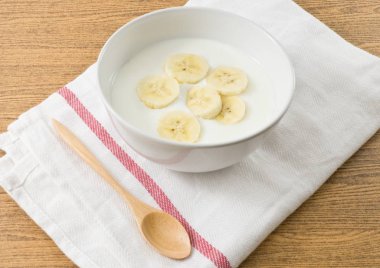Ev yapımı yoğurt olgun muz, beslenme açısından zengin Protein, kalsiyum, Riboflavin, Vitamin B6 ve B12 vitamini ile tepesi kase.