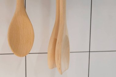 Üç tahta Spatula ve pişirme veya pişirme için malzemeyi karıştırma için mutfak malzemesi duvara asılı Kepçe.