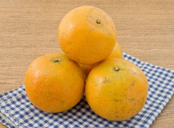 Naranjas Frescas Maduras Dulces Una Mesa Madera Naranja Fruto Especie —  Fotos de Stock