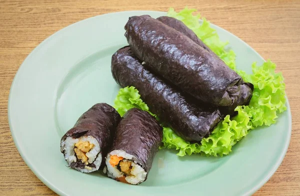 Serwowane Potrawy Kuchni Japońskiej Tradycyjne Japońskie Vagetarian Ryż Maki Sushi — Zdjęcie stockowe