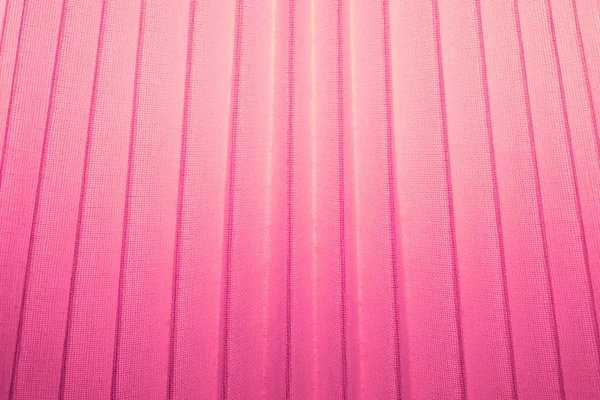 布のテクスチャ 光でピンクのプリーツをつけられたテキスタイル パターン背景のアップを閉じる — ストック写真