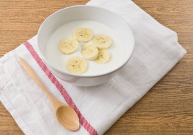 Ev yapımı yoğurt olgun muz, beslenme açısından zengin Protein, kalsiyum, Riboflavin, Vitamin B6 ve B12 vitamini ile tepesi kase.