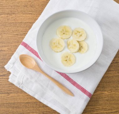 Ev yapımı yoğurt organik muz, beslenme açısından zengin Protein, kalsiyum, Riboflavin, Vitamin B6 ve B12 vitamini ile tepesi Üstten Görünüm.