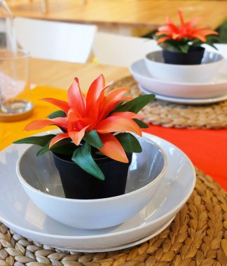 Güzel Yapay ağaç ev ve bina dekorasyon için saksı içinde portakal çiçeği ile.