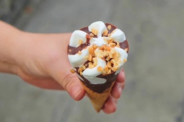 Mão Segurando Sorvete Baunilha Com Chocolate Noz Cone Waffle — Fotografia de Stock