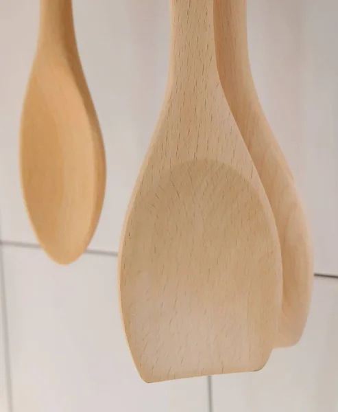 Drei Holzspachtel Und Schöpfkelle Hängen Der Wand Küchenutensilien Zum Mischen — Stockfoto