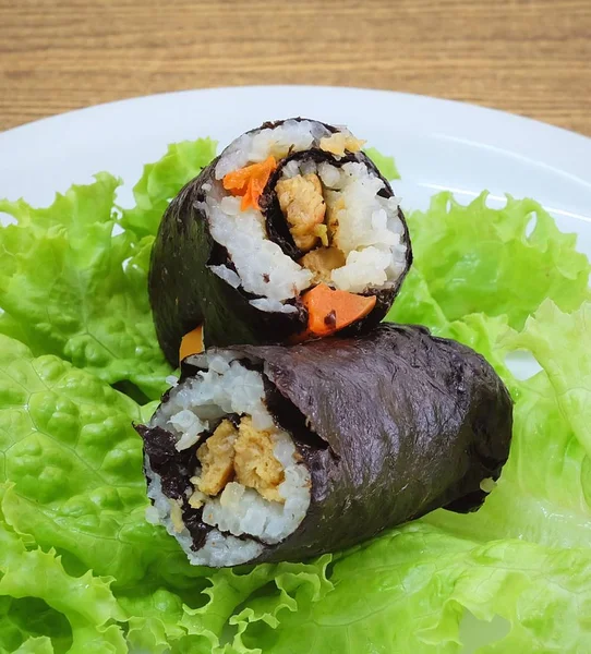 Masakan Jepang Unsliced Tradisional Jepang Beras Maki Sushi Roll Dengan — Stok Foto