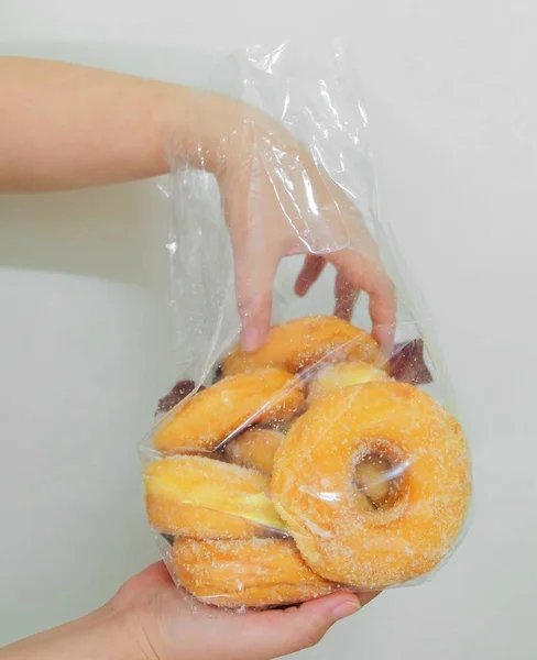 Alimentos Panadería Sosteniendo Una Bolsa Deliciosas Rosquillas Frescas Dulces Con — Foto de Stock