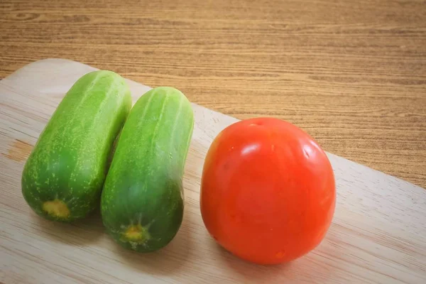 Plantaardige Verse Rijpe Tomaat Met Komkommers Een Houten Snijplank — Stockfoto