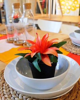 Güzel Yapay ağaç ev ve bina dekorasyon için saksı içinde portakal çiçeği ile.