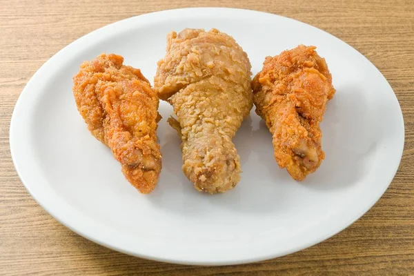 Keuken Voedsel Plaat Van Krokant Gebakken Kippenvleugels Geïsoleerd Een Witte — Stockfoto