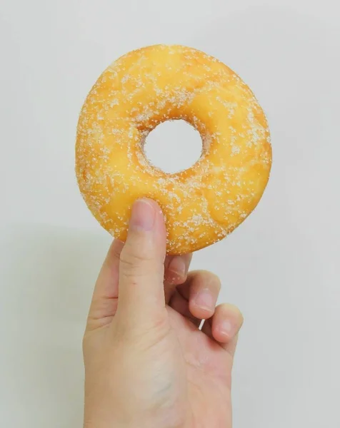 Alimentos Panadería Mano Sosteniendo Deliciosa Rosquilla Fresca Dulce Con Coberturas — Foto de Stock