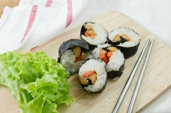 Cocina Japonesa Rollos Sushi Vegetariano Maki Vegetal Con Palillos Servidos — Foto de Stock