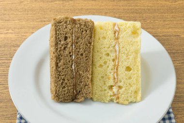 Tereyağı, yumurta, şeker, un, kabartma tozu ve bir tabak üzerinde tatlandırıcılar ile yemek ve tatlı, iki vanilya ve kahve şifon kek yaptı.