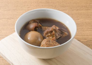 Mutfak ve yemek, güzel kokulu yumurta, Tofu ve domuz eti Çince beş baharat güveç bir ahşap tahta üzerinde bir kase.