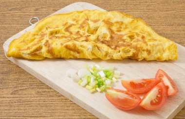 Tayland Mutfağı ve gıda, Tay tarzı omlet ahşap tahta üzerinde kıyılmış yeşil soğan ve domates ile.