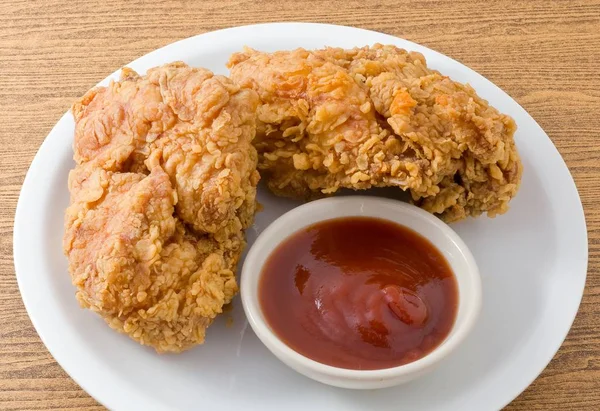 Konyha Élelmiszer Ropogós Sült Csirke Paradicsom Mártással Egy Fából Készült — Stock Fotó