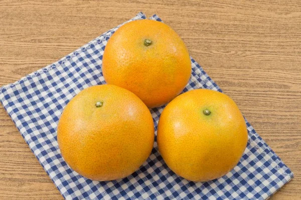 Tres Naranjas Maduras Dulces Mesa Madera Naranja Fruto Especie Cítrica —  Fotos de Stock