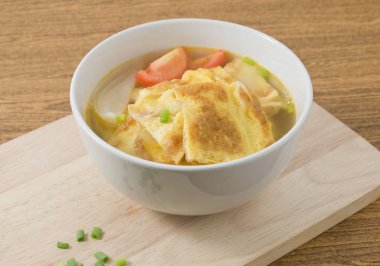 Lezzetli Tay omlet domates, soğan ve yeşil soğan çorbası