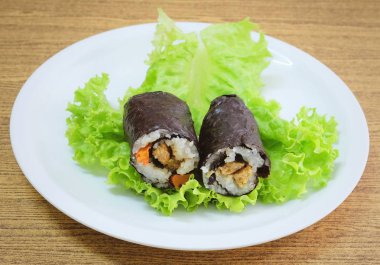Tofu ve havuç ile Maki Sushi Roll şeyler Japon pirinç