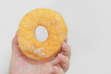 Şeker ile lezzetli sırlı Donut tutan el