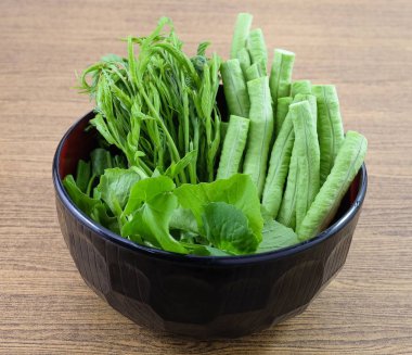 Leucaena Leucocephala, Gotu Kola yaprakları ve bir kase içinde Cowpeas