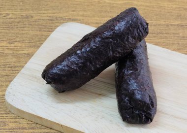 Japonca kesme tahtası üzerinde Maki Sushi pirinç