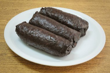 Japon beyaz plaka üzerinde Maki Sushi pirinç